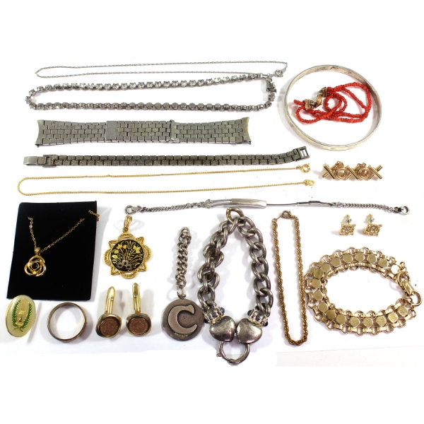 Group Lot of Assorted Silver and Gold Costume Jewellery. 19pcs.