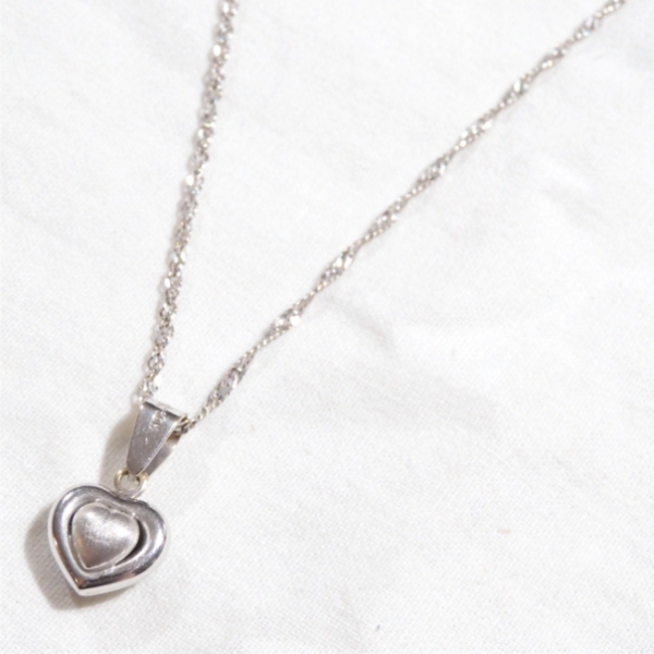 10K White Gold 3-Dimensional Heart Pendant on 18" Chain. 3.06 grams.
