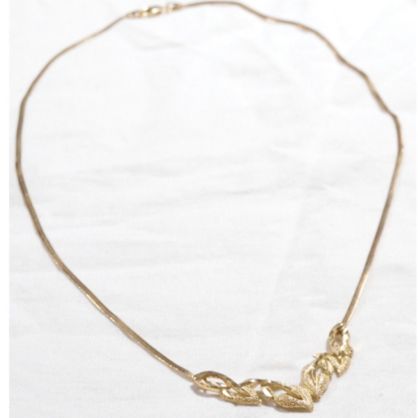 Lady's 10K Yellow Gold Leaf Design Necklace. 3.84 grams. 