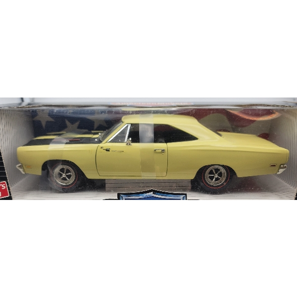 ERTL American Muscle 1969 Plymouth Road Runner  1/18 Scale never out of box