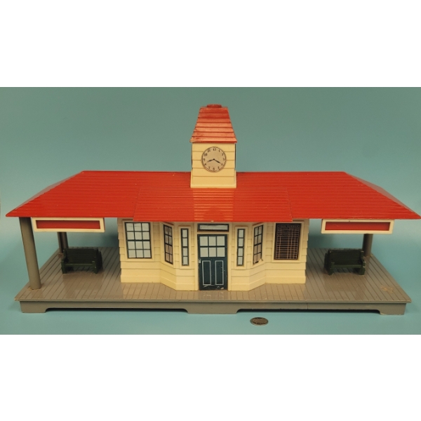 PLASTIC TRAIN STATION 