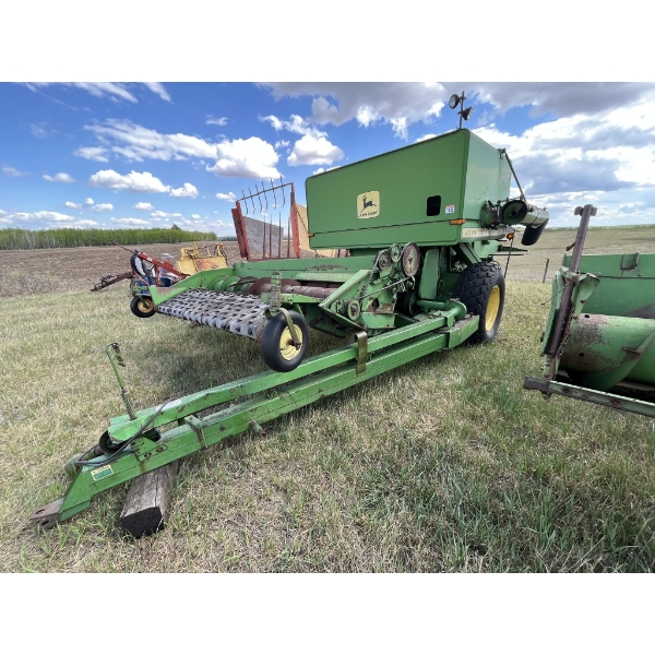 John Deere 6601 Pull Type Combine