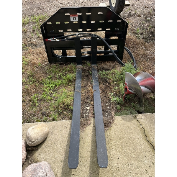 Hydraulic adjusting pallet forks