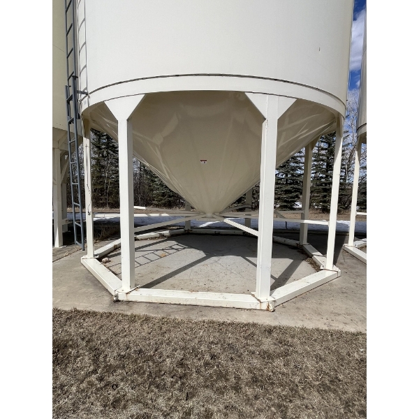 Grain Max, 3200 bushels - ladder, temp cable, skid