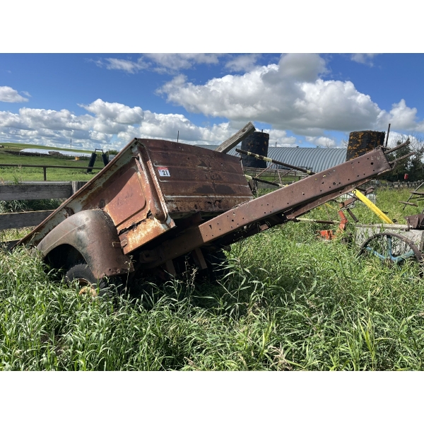 Truck box trailer with hydraulic dump