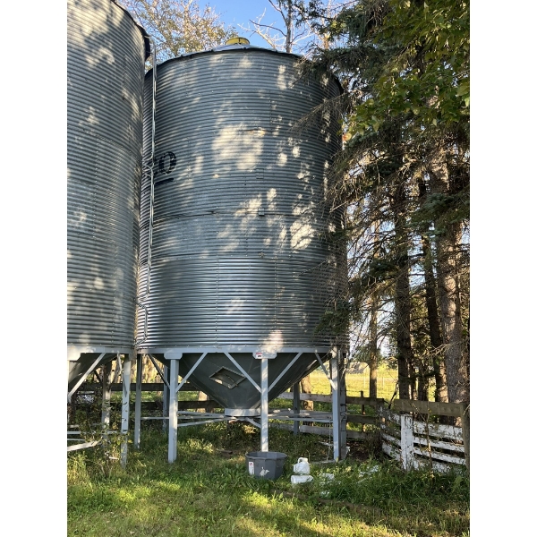 Westeel Rosco 2700 bushel Hopper Bin with Ladder