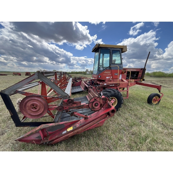 Versatle 4400 Hydrostatic Crimper & Pickup Reel