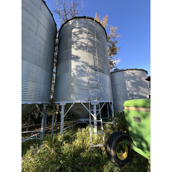 Westeel Rosco 2700 bushel Hopper Bin with Ladder