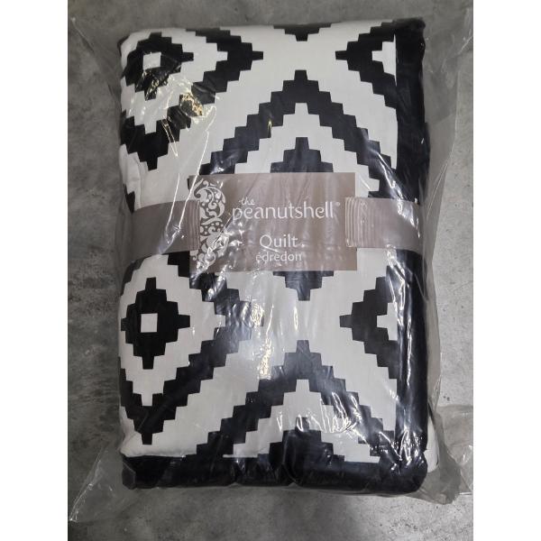 Brand New Cozy 37''x44'' Black & White Peanut Shell Quilt 