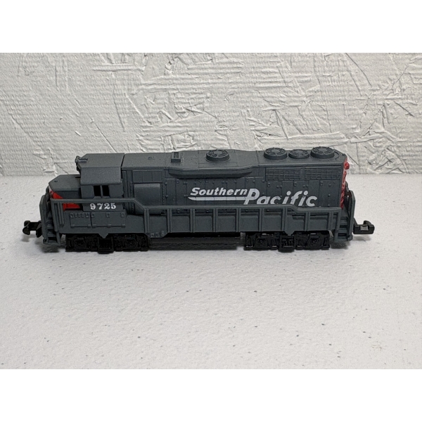 Collectible Model of a Southern Pacific Locomotive, Road #9725, Original Packaging Included