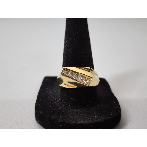 Stunning 14K Yellow Gold Ring - Size 9 - Total Weight: 9.0g