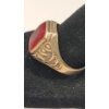 Image 2 : 10K Yellow Gold Ring With Red Stone - Size 10 - Weight: 4.1g