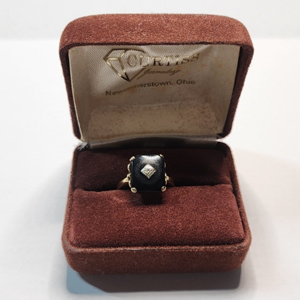 Vintage Black Onyx and 10K Yellow Gold Ring - Size 6.5 - Total Weight: 3.2g