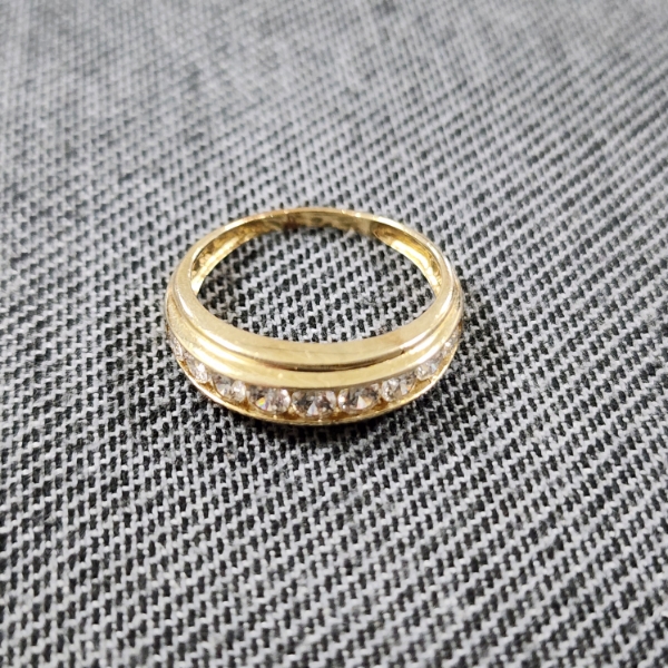 14K Yellow Gold Rings Ft. Nice Clear Stones Weighing 2.7 Grams ~ Size 7.5