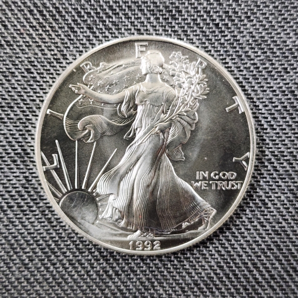 1992 United States 1 Oz .999 Fine Silver American Eagle Round ~ Mint Condition!