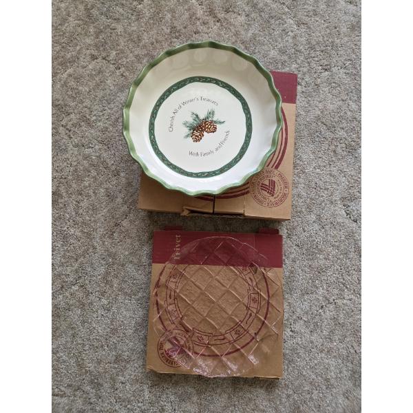 PICKUP IN CANTON - Longaberger Pink Glass Trivet And Oven Safe Pie Pan In Excellent Condition  