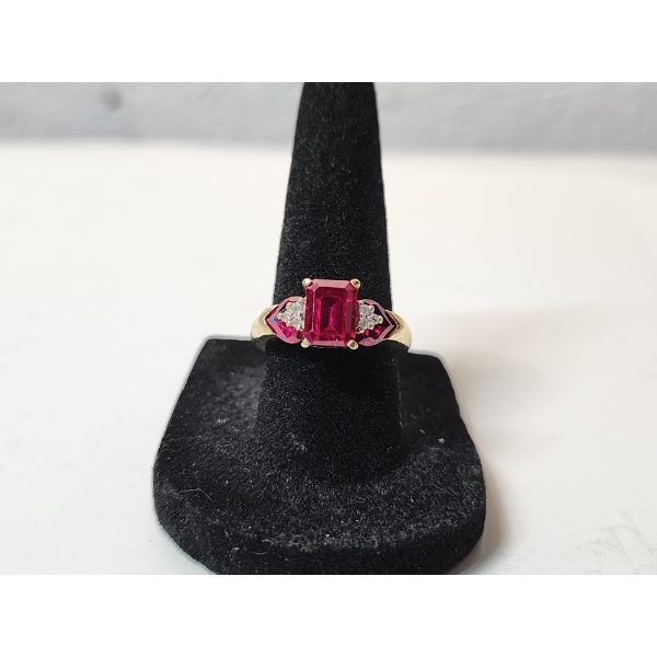 Stunning 10K Gold Ring with Diamonds and Ruby Stones - Total Weight 4.1g - Size 7.8