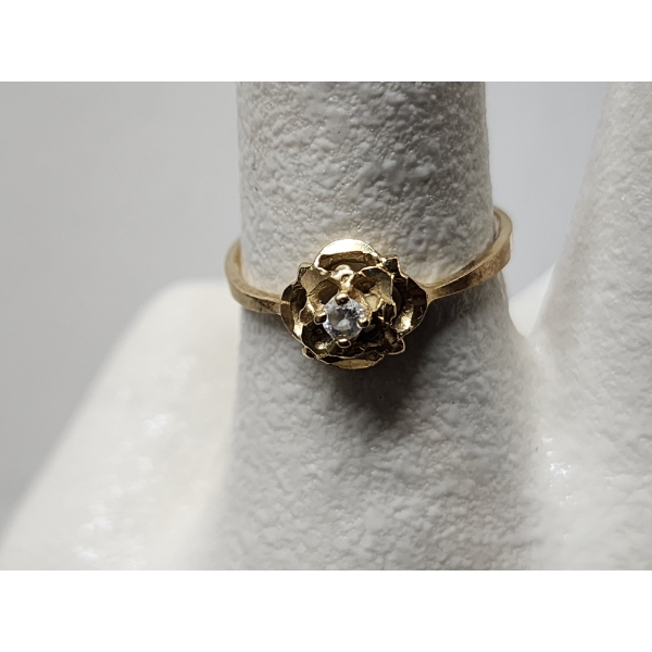 Lovely 10K Yellow Gold Ring With Small Clear Stone ~ SIZE 7.5 ~ Weighing 1.5 Grams