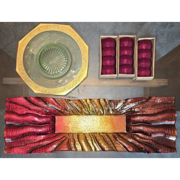 23" Long Italian Glass Platter with 9 Napkin Rings and Green & Gold Plate
