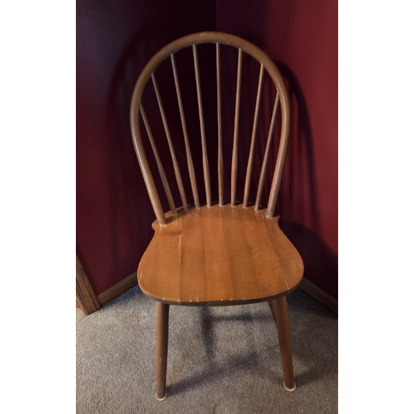 Louisville Home Pickup - Antique Spindle Bowback Windsor Chair - Solid Wood  - Excellent Condition

