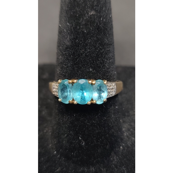 10K Gold Ring With Apatite And Diamonds  - Size 7 - Weight: 2.4g