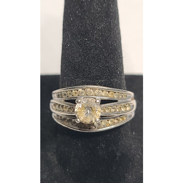 Women's Sterling Silver Ring With White Stones - Size 7 - Weight: 5.5g
