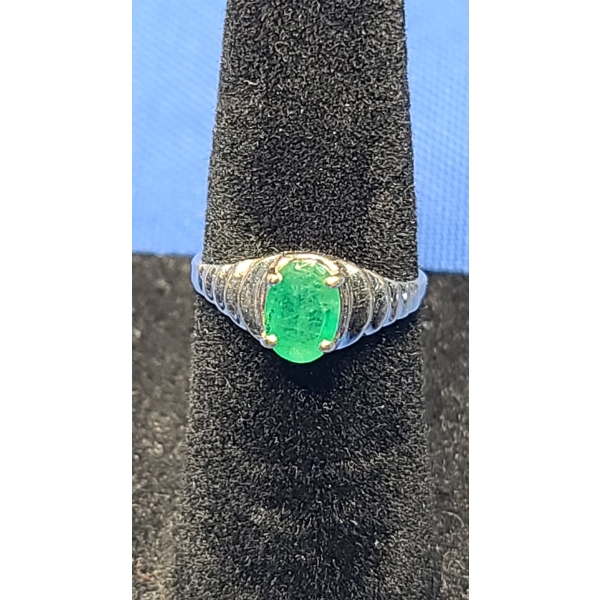 Women's 14K Gold Ring With Emerald - Weight: 1.5g