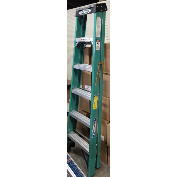 Tough Heavy Duty Green & Black Like New Werner 6' Fiberglass Type 2 Step Ladder 225LBS Load Capacity