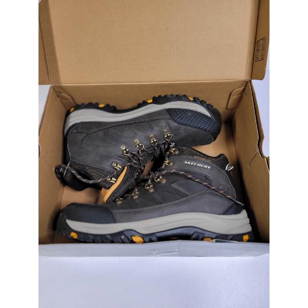 Men's Relaxed Fit Skechers - Like New - Size 9