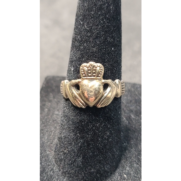 9 Ct On Silver Ring- Heart & Crown Detail Total Weight 3.3 Grams