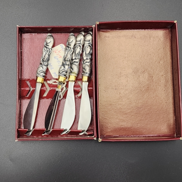4 "Briar Rabbit" Spreaders, Pewter Sculpted Rabbits Handles
