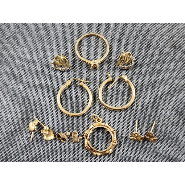 Assorted Lot of 14K Gold Jewelry Including Earrings, Pendant & A Ring - 8.7 Grams Total