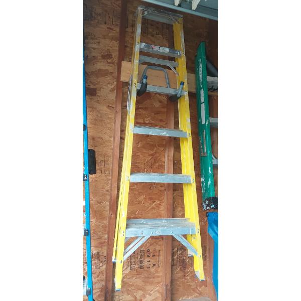 As Pictured 6 Ft Fiberglass & Aluminum Step Ladder In Excellent Condition