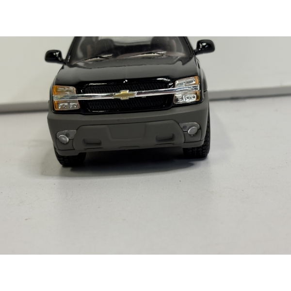 Welly 1:24 scale diecast model of a 2002 Chevrolet Avalanche pickup truck 