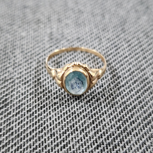 10K Yellow Gold Ring Ft. Nice Translucent Blue Stone ~ Size 5 ~ Weighs 1 Gram Total