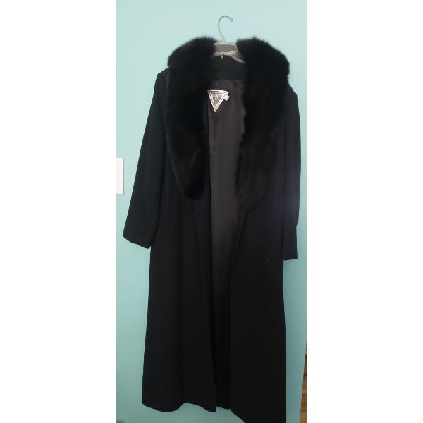 Full Length Ladies Coat With Fur Collar - Size 12
