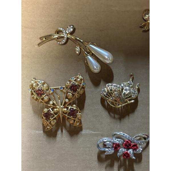 Beautiful Pins - Pearl - Etc. Costume Jewelry