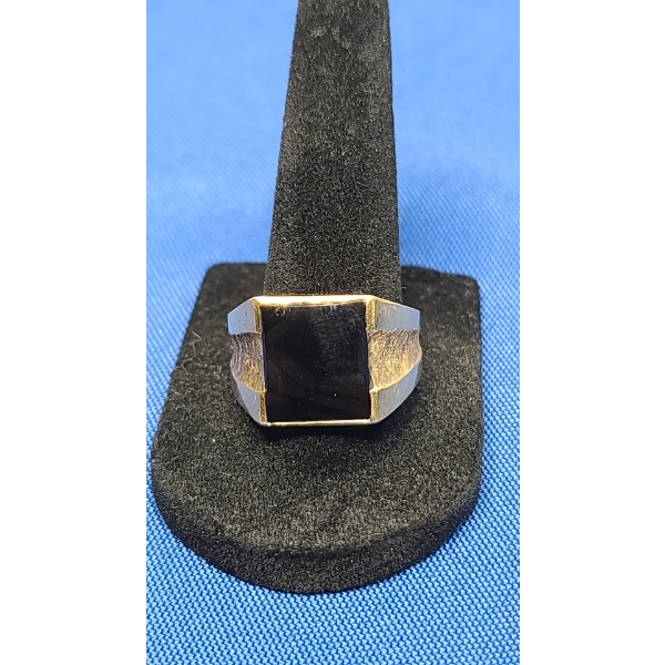 Men's 10K Gold Ring With Black Onyx - Size: 10.5 - Weight: 10.6g