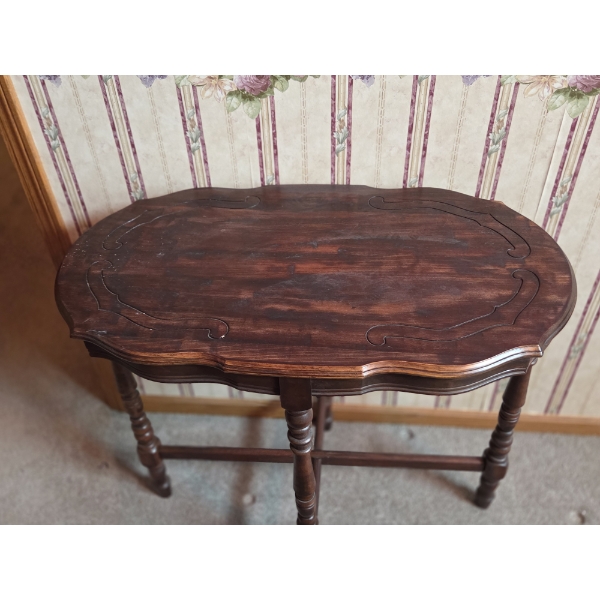 Louisville Home Pickup - Vintage Solid Wood Occasional TableIn Fine Condition - 32 x 18 x 29 Tall