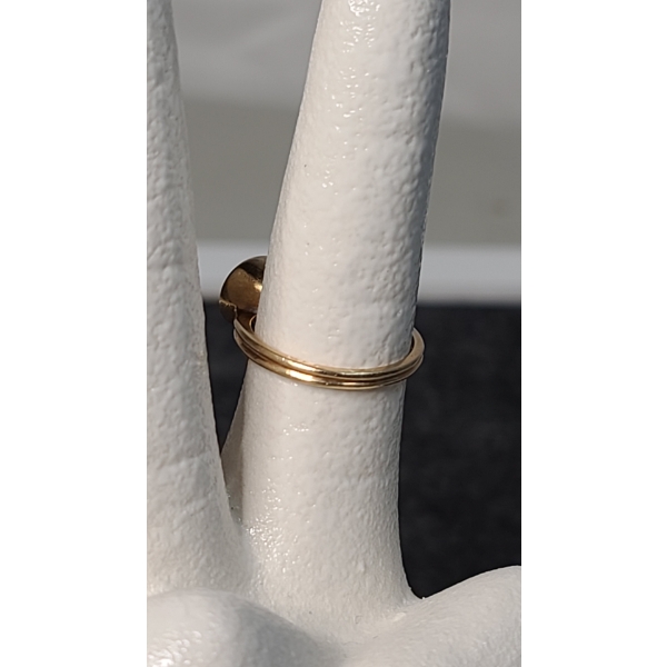 10K Gold Ring Featuring Purple & White Stone Weighing 4.7 Grams