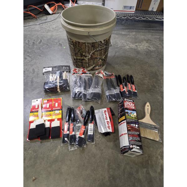 Mossy Oak 5 Gallon Bucket With Brand New Brushes & Painting Supplies 