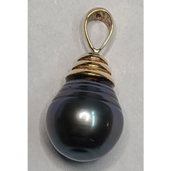 14K Yellow Gold And Black Tahitian Pearl Pendant - Total Weight: 2.8g