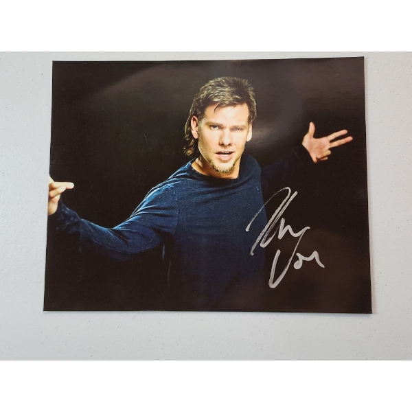 Comedian Theo Von Signed Photo - 8x10in