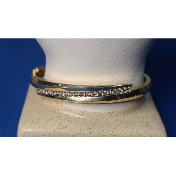 Elegant 14K Gold Bangle Style Bracelet With Diamonds - Weight: 22.6g