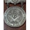 Image 2 : PEWTER MASONIC 1771 PRESENTATION MEDAL W PINBACK - GRAND LODGE OF NORTH CAROLINA 2013 PRESENTATION