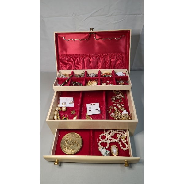 Vintage Lady Buxton Jewelry Box With Lots Of Vintage Jewelry & More Inside