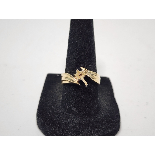 14K Yellow Gold Ring - Size 8 - Total Weight: 4.9g