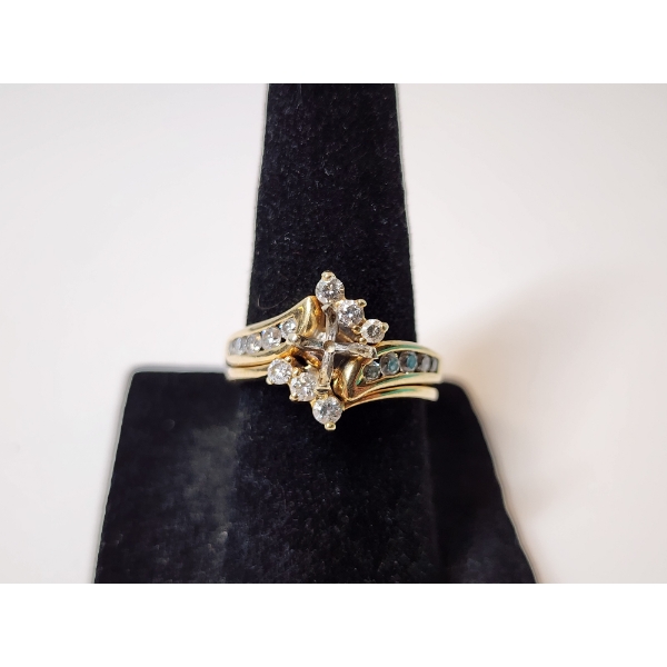 Beautiful 14K Gold Ring with Diamonds - Size 6.5 Total Weight 6.0g