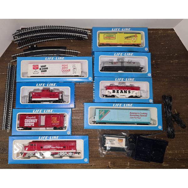 (8) HO Scale Train Cars incl 4 Campbell's, plus Transformer, Track: 11 Curved, 1 Switch, 2 Straight 