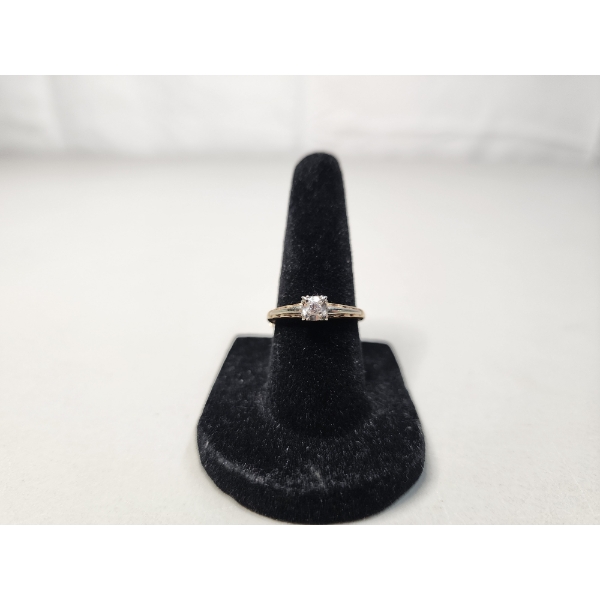 Beautiful 14K Gold Ring - Size 7.5 - Total Weight: 2.5g